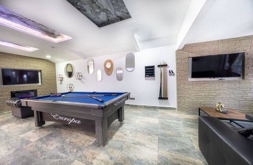 Las Lomas I Apartment | Provenza Apartment 5-bedroom apartment with Jacuzzi!, AC in all bedrooms