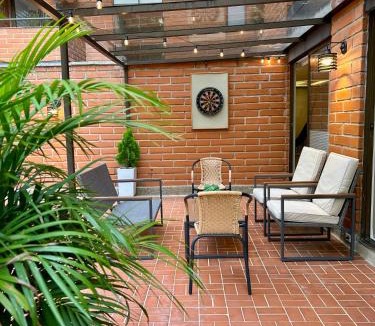 La Florida Apartment | Provenza Oasis ~ Renovated Apt ~ Pvt Terrace ~ 500mbWiFi
