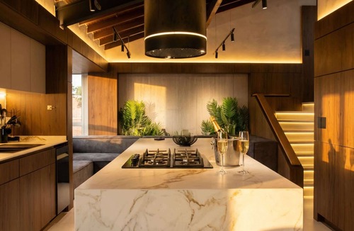 La Florida Apartment | Provenza Penthouse | Jacuzzi, Sauna & Cold Plunge Walk Everywhere