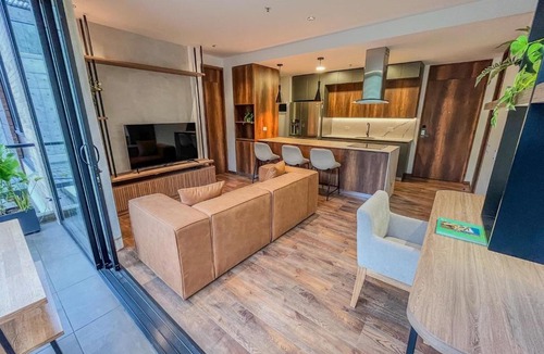 Retiro Apartment | Quarzzo Suites by NOWA