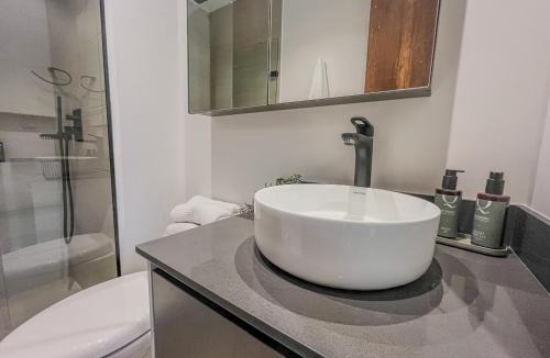 Retiro Apartment | Quarzzo Suites by NOWA