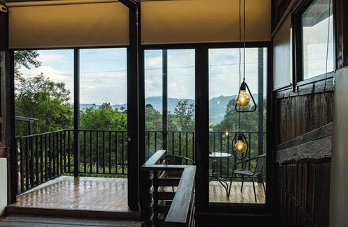 Jerico Cabin | Refined Cabin: panoramic valley views, jacuzzi, steps from Jericó
