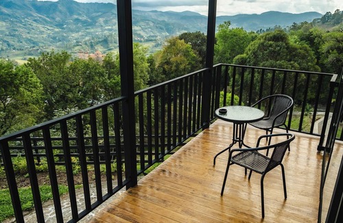 Jerico Cabin | Refined Cabin: panoramic valley views, jacuzzi, steps from Jericó