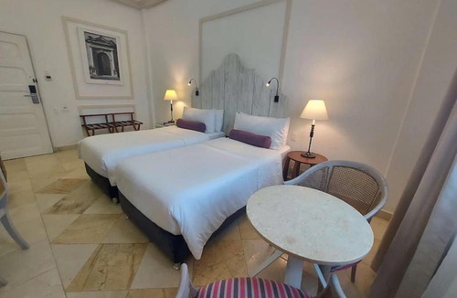 Bocagrande House | Room in Lodge - Hc-Cd Hotel Room Facing The Sea With Pool Air Conditioning And WIFI num030