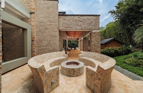 El Poblado House | San Antonio Mansion | Jacuzzi | Fire Pit | Cinema