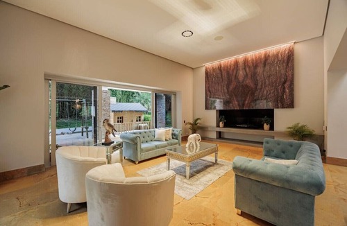 El Poblado House | San Antonio Mansion | Jacuzzi | Fire Pit | Cinema