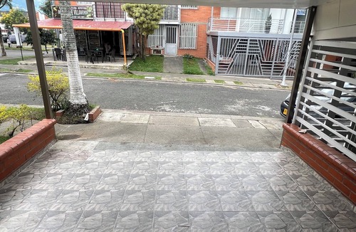 Pereira House | Spacious 4-Bedroom House with AC, Double Parking & Coffee Region Charm