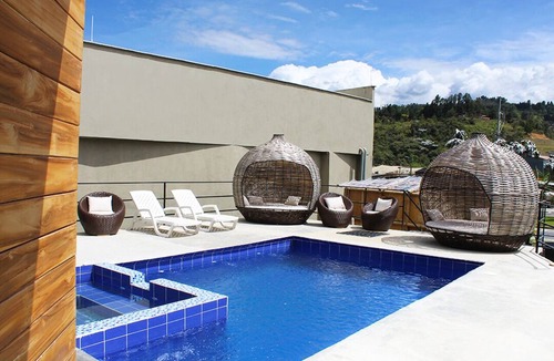 Guarne House | Spacious 5-bedroom MANSION in tranquil Guarne perfect for families & events