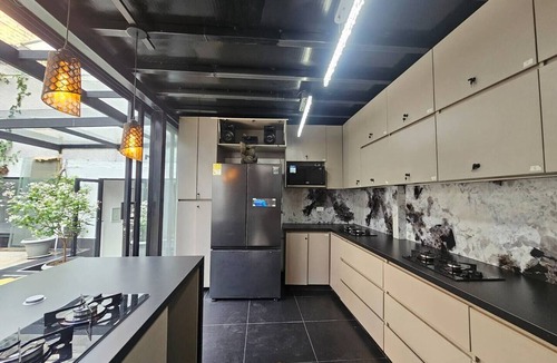 La America Apartment | Suite 7: Bright, Coliving, WiFi, Sauna, Jacuzzi, Sleeps 2+