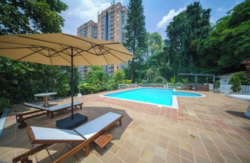 Castropol House | The Garden Mansion | 11 Bedrooms with Club Lounge Jacuzzi Olympic Pool Maid AC