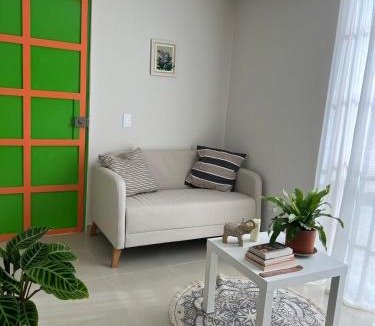 Guatape Apartment | Un apartamento cálido y céntrico rodeado de jardines