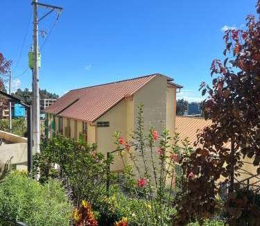 Guatape Apartment | Un apartamento cálido y céntrico rodeado de jardines
