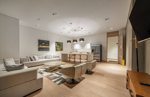 El Tesoro Apartment | Urban 1904 · Modern Apt 2BD /balcony near Amsterdam Plaza mall
