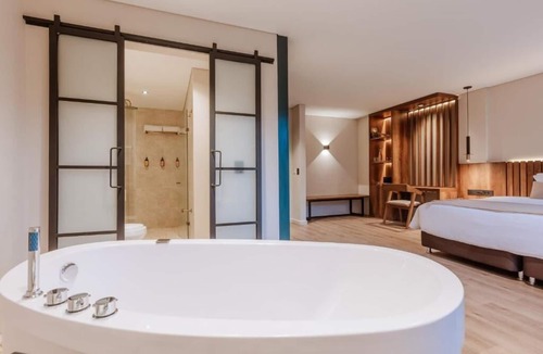 El Tesoro House | w* | Deluxe Loft with Mountain Views and Bathtub