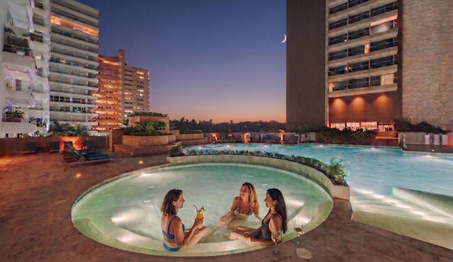 13th Floor · Mountain & Sea View · Pool · 2 min to Beach in Santa Marta