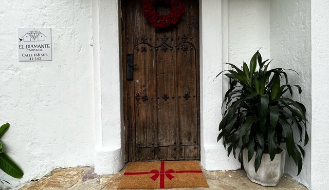 #2 This traditional architectural house with modern&contemporary finishes