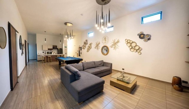 6 Bedoom and 6 Private Bathrooms with Jacuzzi