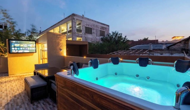 7BR Walled City Diamond w/Rooftop, Heated Jacuzzi in Cartagena