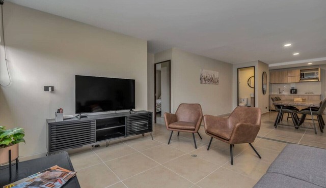 7th floor 2BR modern apt close to parque lleras