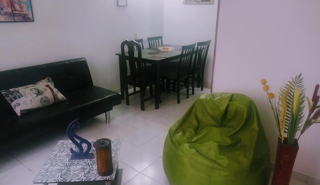Acogedora habitación en casa en conjunto residencial.