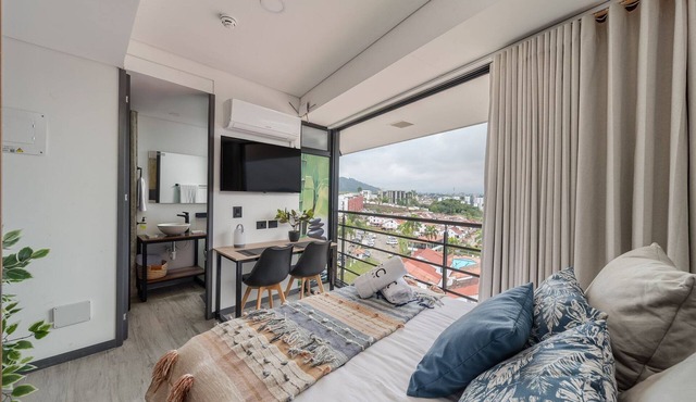 |Ahead| Serene Loft near airport with parking