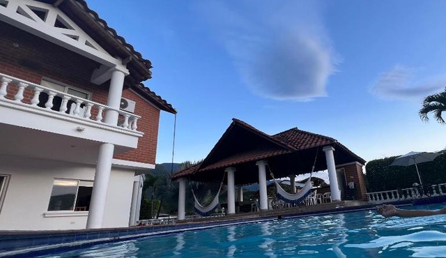 Alegre villa de verano con piscina