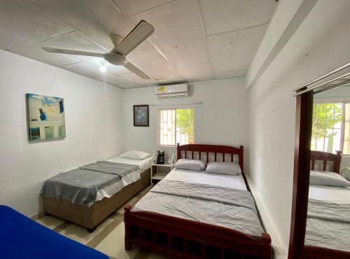 Amplia Habitación Privada cerca del aeropuerto