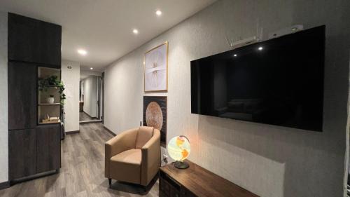 Apartment with hotel amenities, coworking, room service, gym