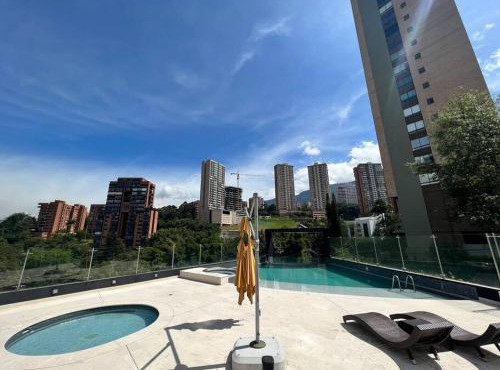 Apto Moderno con hermosa vista y acceso a piscina in Medellín