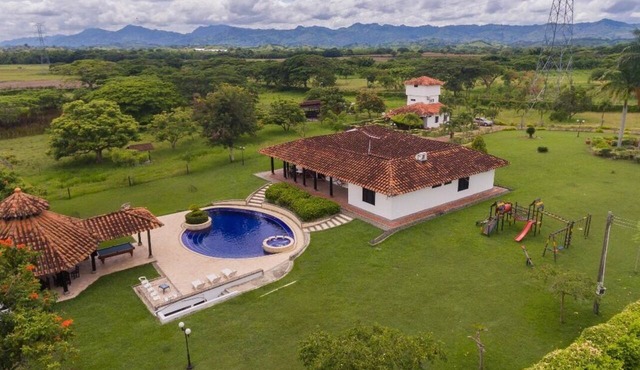 Beautiful 6-bedroom farmhouse with AC in charming La Victoria in La Victoria