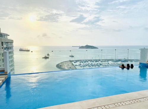 Blue Loft 14th floor with balcony overlooking the ocean and marina, Jacuzzi, Sauna, Turkish bath, swimming pool, gym, spa y bar