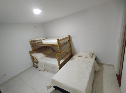 BONITO APARTAMENTO CON GARAJE Piscina fuera del alojamiento a 500 mts