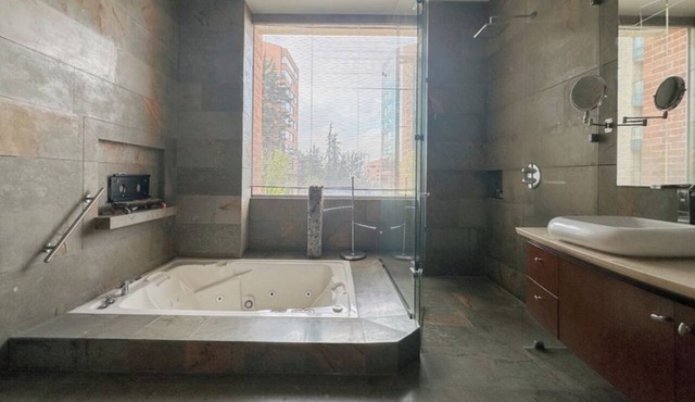 Bright 2BR Apartment in Virrey with Private Jacuzzi & AC in Bogotá