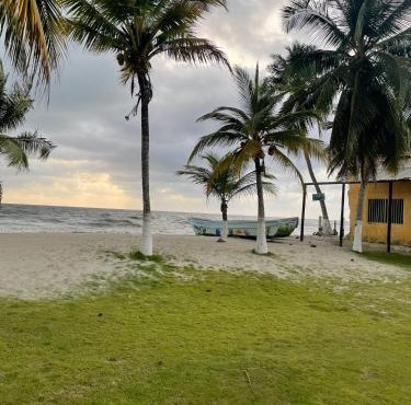 Cabaña cerca al Mar con Pisicina y AC en Tolú