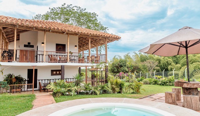 CafeCasas Finca Boutique: Jacuzzi and Parque del Cafe in Once Casas