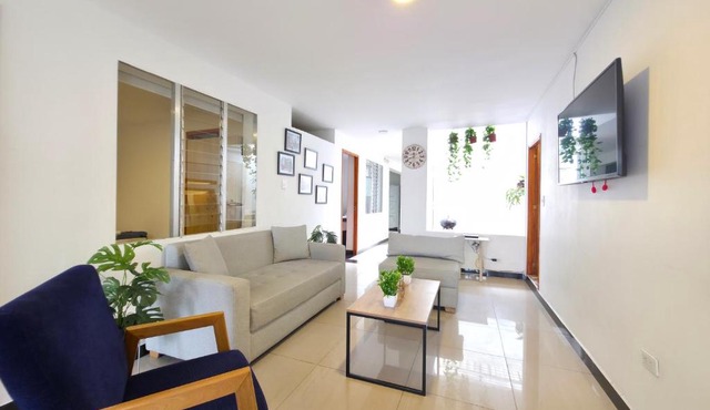 Casa amplia y cómoda cerca del Estadio y la 70