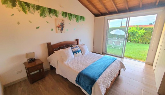 Casa Campestre en zona exclusiva con Jacuzzi, a 10 min del aeropuerto, 20 min parque del café, WiFi, parqueadero privado, vigilancia 24 hrs y amplias zonas sociales