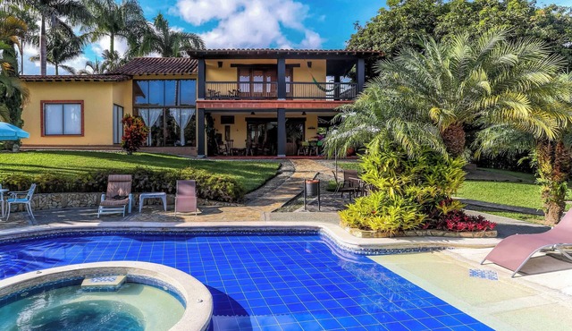 Chalet Sion, Private Pool & Jacuzzi, 15 Guests in El Caimo