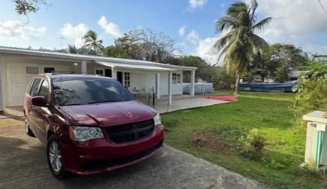 Chalet with a pool and a car in San Andrés