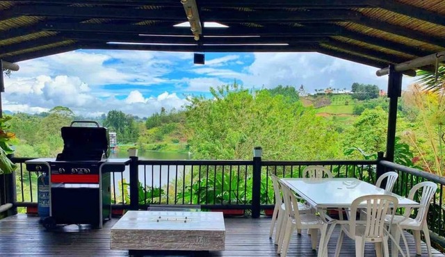 Country house with access to the Guatape reservoir.