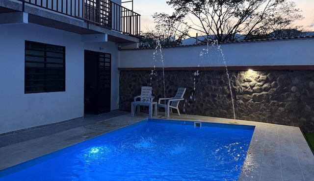 Cozy country house with swimming pool and comfort only 5 min. from the city.