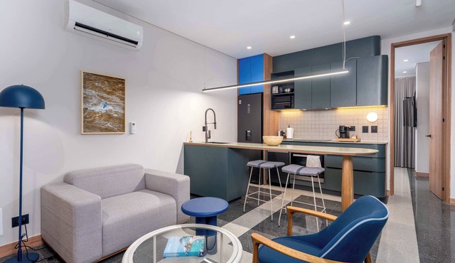 Deluxe Nomad Pad In Granada | Walk Anywhere | 302 in Cali