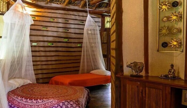 Eco-friendly structure, inspired by a Yarumo leaf, ideal for couples, families, or small groups of up to five guests. Surrounded by tropical nature. Enjoy breakfast, a natural pool, forest trails, birdlife, and peaceful cabin designs. in Restrepo