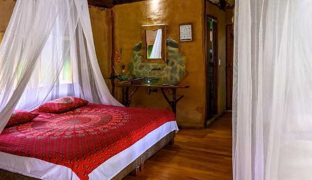 Eco-friendly structure, inspired by a Yarumo leaf, ideal for couples, families, or small groups of up to four guests. Surrounded by tropical nature, lakes, forest trails, birdlife, and peaceful vibes. in Restrepo