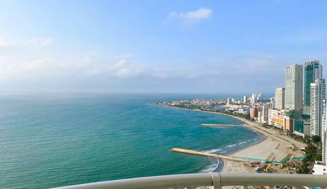 Enjoy a beautiful sunset on the beachfront - Bocagrande in Cartagena de Indias