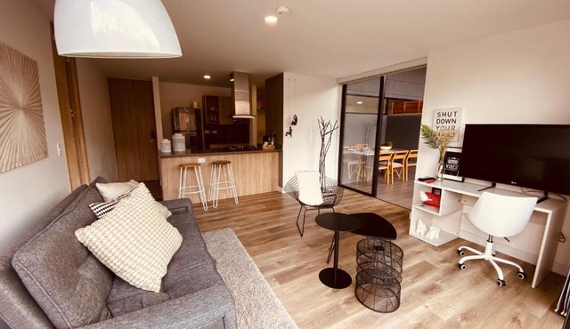 Espacioso Apartamento, bonito balcón, excelente ubicación