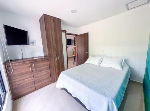 Family Home, 3 minutes from the Airport, parking