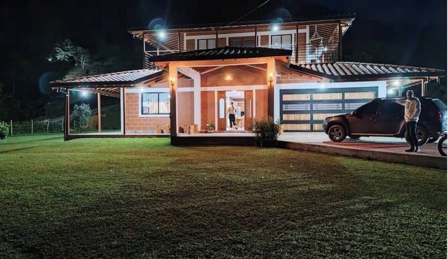 Farmhouse in charming Guarne perfect for families,Events and friends way for 30. in Guarne