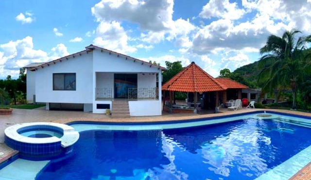 Finca con Piscina Privada Girardot