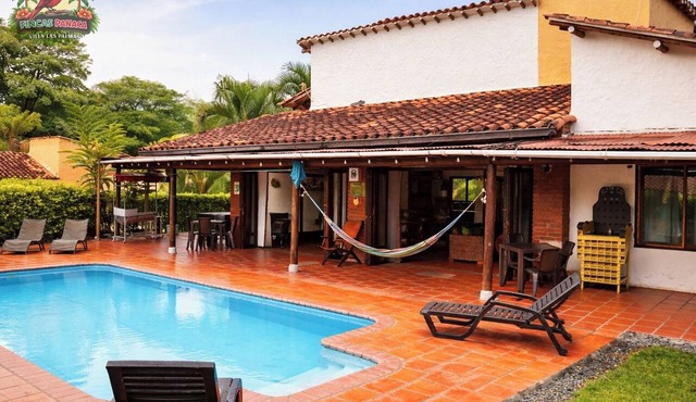 Gorgeous Colombian country-side retreat. Close to numerous attractions.
